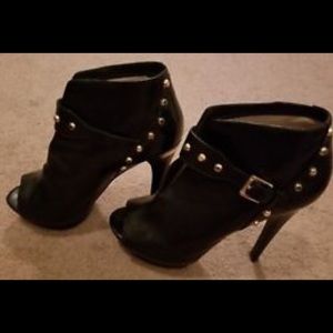 MICHEAL KORS BLACK LEATHER PLATFORM BOOTIE W/STUDS